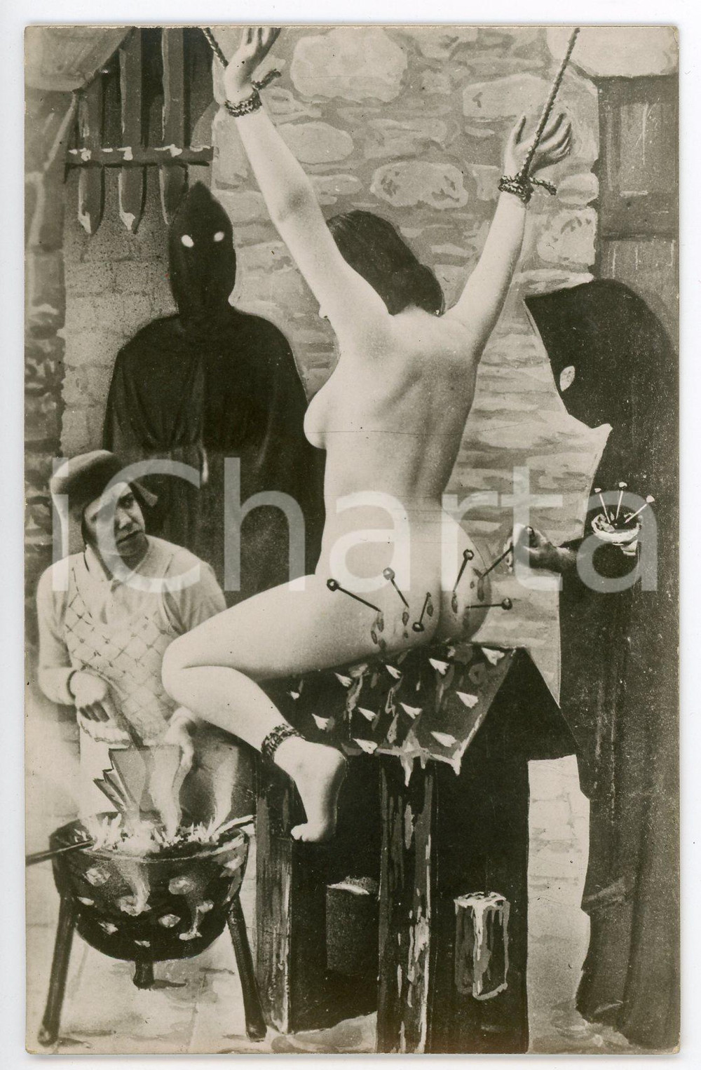 1940 ca VINTAGE EROTIC BDSM Naked woman pierced by pins *RPPC Photo 9x14 cm Fotografia originale d'epoca, in formato cartolina postale.CONDIZIONI: GFORMATO: 9x14 cm    originale e autentica 1
