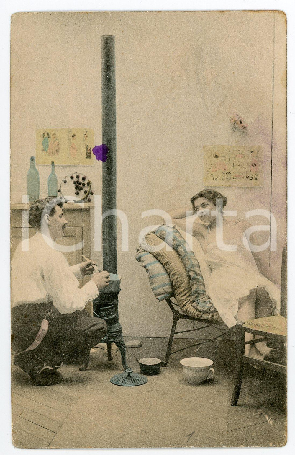 1900 ca Man cooking for his lover - French vintage postcard lingerie  Cartolina postale d'epoca, non viaggiata.CONDIZIONI: POOR (macchia centrale di inchiostro)FORMATO: FP    originale e autentica 1