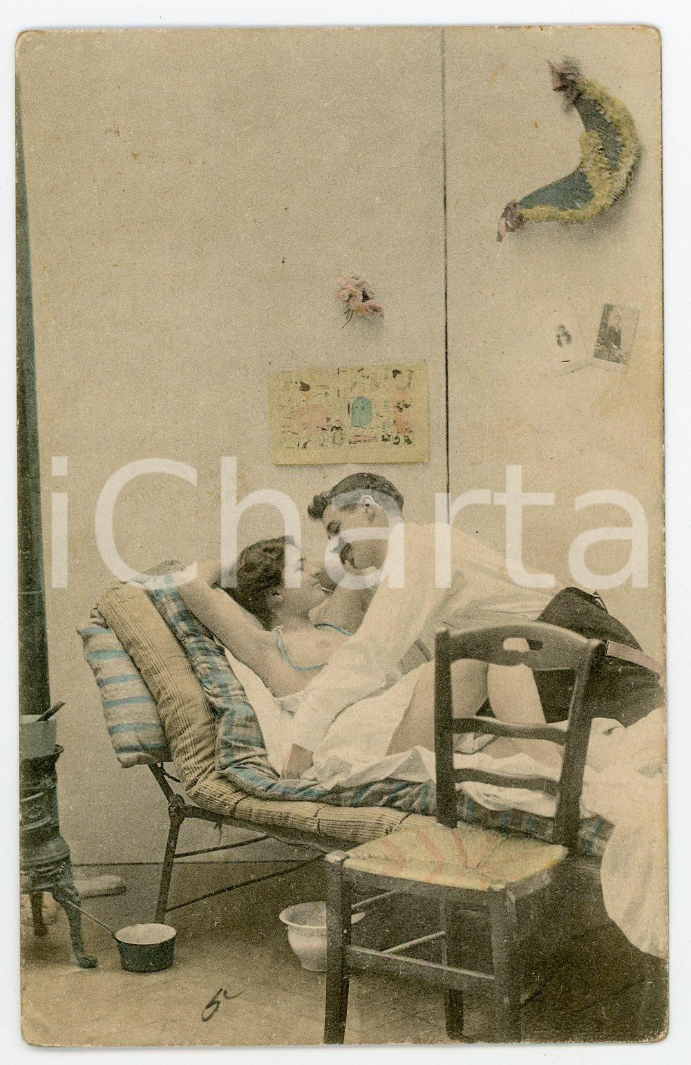 1900 ca VINTAGE EROTIC Couple on a cot - Postcard risque topless  Cartolina postale d'epoca, non viaggiata.CONDIZIONI: GFORMATO: FP    originale e autentica 1