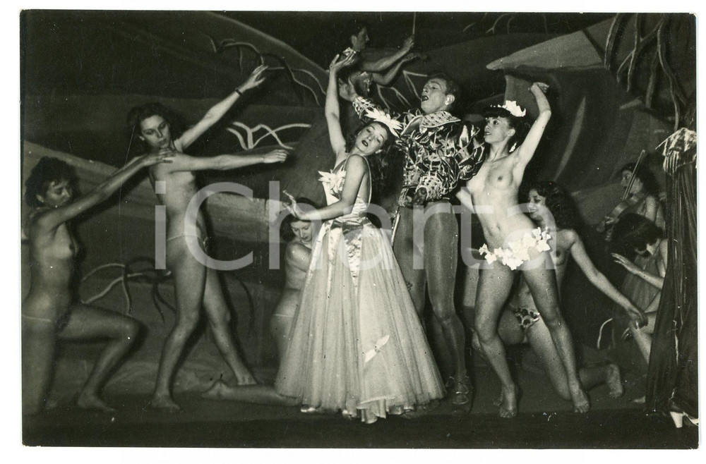 1950 ca VINTAGE EROTIC PARIS Folies Bergère (?) Topless dancers on stage - Photo  Fotografia d'epoca.CONDIZIONI: G (minimi difetti di stampa)FORMATO: 14x9 cm    originale e autentica 1
