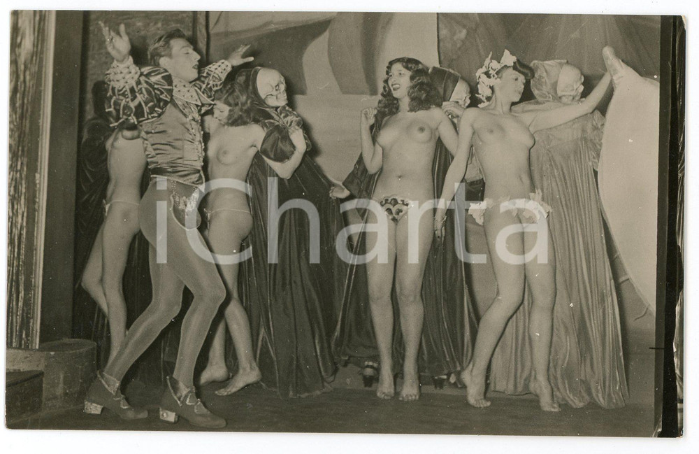 1950 ca VINTAGE EROTIC PARIS Folies Bergère (?) Topless dancers on stage *Photo  Fotografia d'epoca.CONDIZIONI: G (minimi difetti di stampa)FORMATO: 14x9 cm    originale e autentica 1