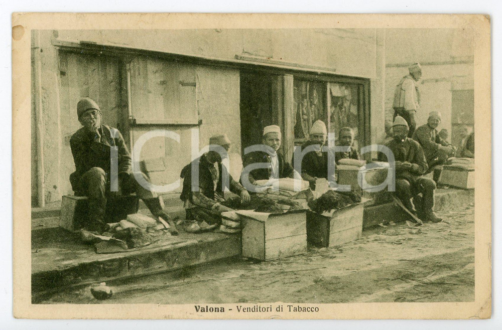 1919 VALONA - VLORA (ALBANIA) Venditori di tabacco - Cartolina FP VG  Cartolina postale d'epoca, viaggiata.Al verso timbro "Visto per censura".  FAIR/discreto Lievi smussature agli angoli, piegatura all'angolo inferiore destro, piccole macchie Formato: FP originale e autentica 1