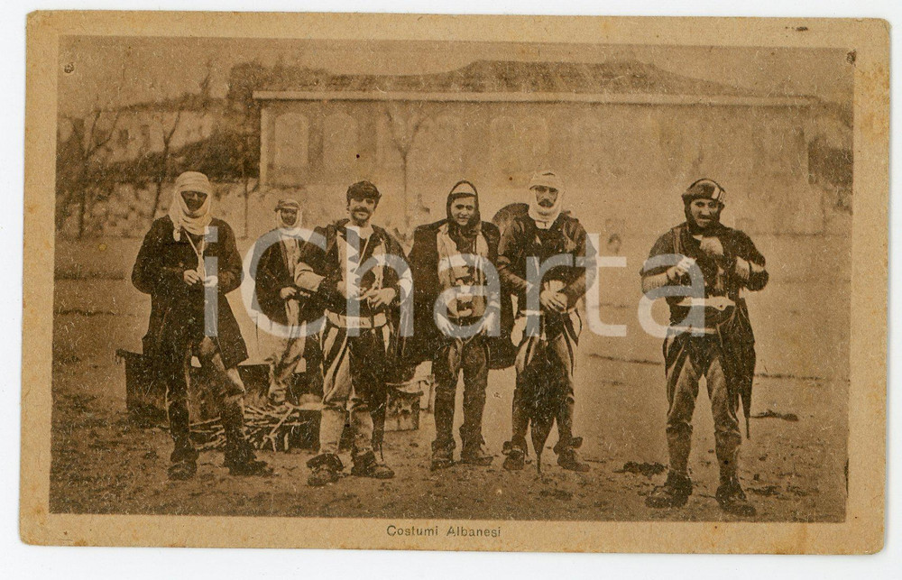 1920 ca ALBANIA Uomini posano con costumi tipici albanesi - Cartolina FP NV  Cartolina postale d'epoca, non viaggiata. FAIR/discreto Lievi smussature agli angoli, bruniture Formato: FP originale e autentica 1