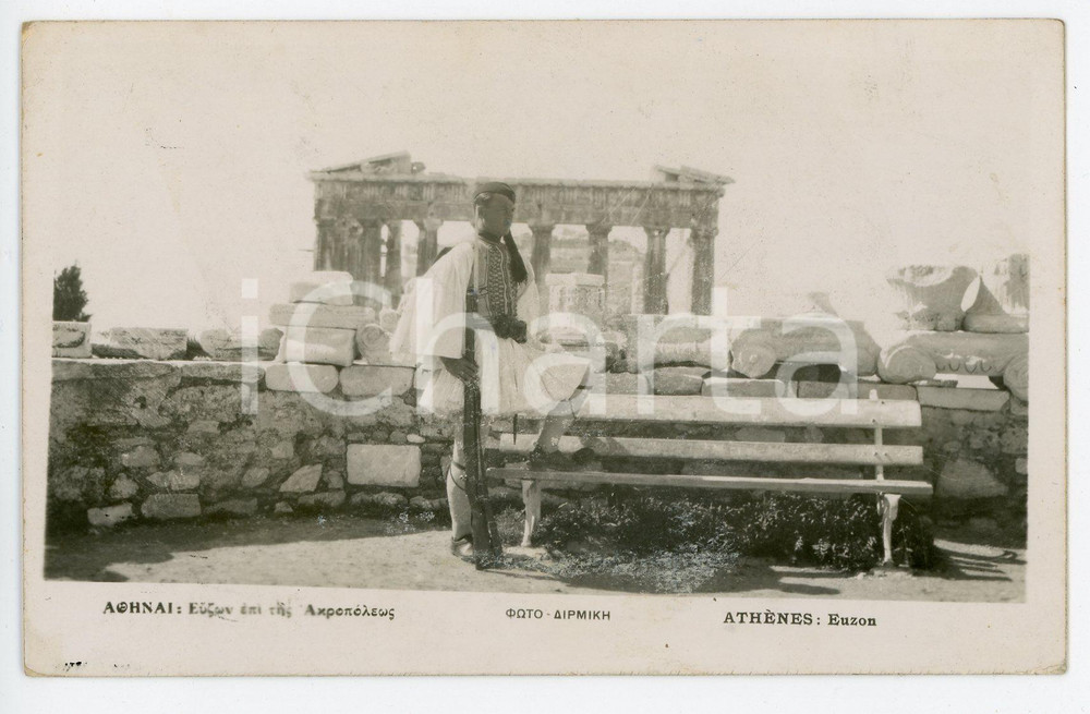 1910 ca ATHENS - GREECE Euzon in front of the Parthenon - Postcard FP VG Cartolina d'epoca, viaggiata ma con affrancatura rimossa. FAIR/discreto Lievi smussature agli angoli Formato: FP originale e autentica 1