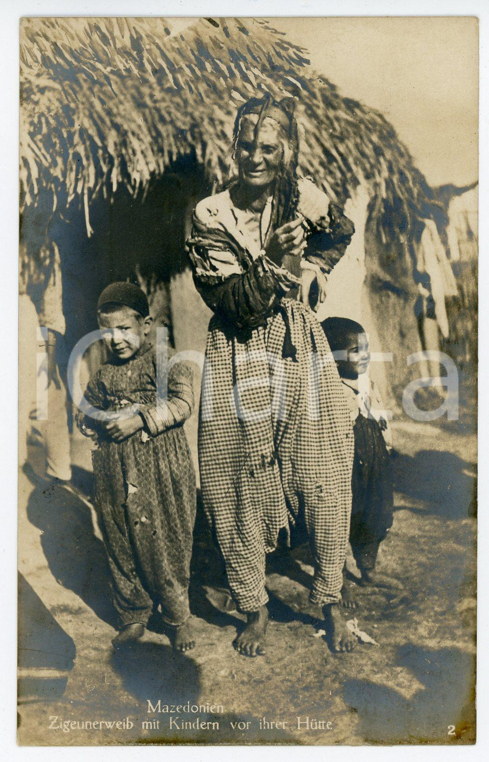 1910 ca MACEDONIA / GREECE Gypsy woman with children at her hut - Postcard  Cartolina postale d'epoca, non viaggiata.CONDIZIONI: GFORMATO: FP    originale e autentica 1