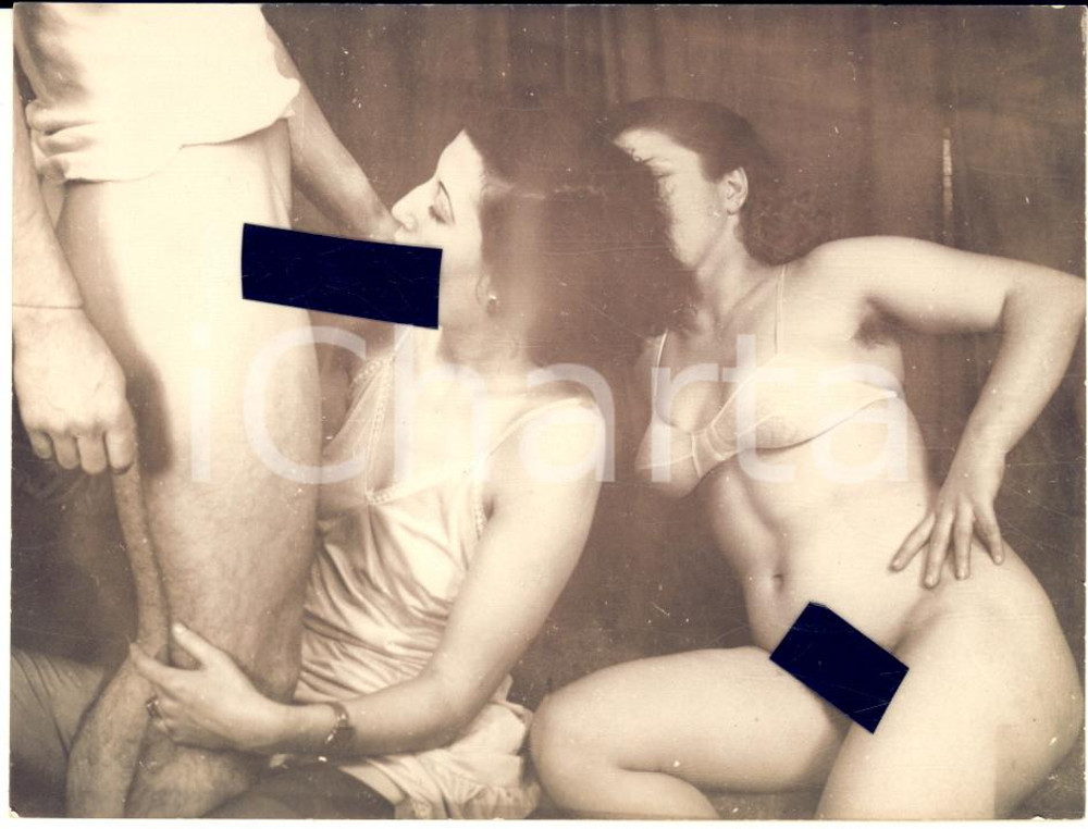 1950 ca VINTAGE EROTIC Threesome - Two women and a man (2) PORN Photo 12x9 cm Fotografia originale d'epoca.CONDIZIONI: FAIR (aloni e difetti di stampa)FORMATO: 12x9 cm    originale e autentica 1