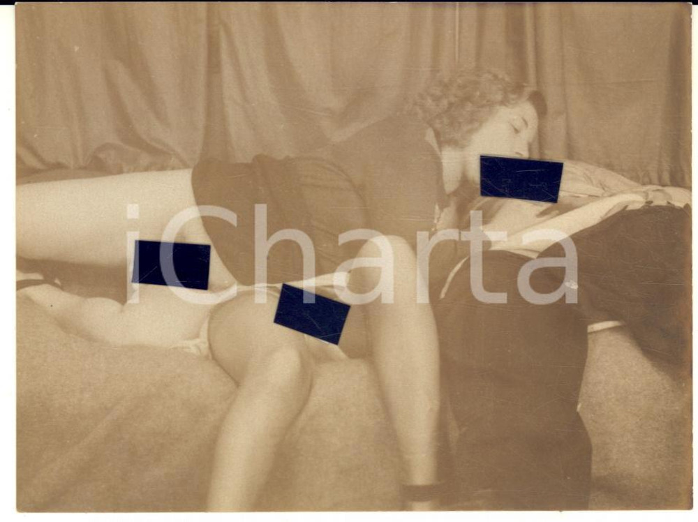 1950 ca VINTAGE EROTIC Threesome - Two women and a man (3) PORN Photo 12x9 cm Fotografia originale d'epoca.CONDIZIONI: GFORMATO: 12x9 cm    originale e autentica 1