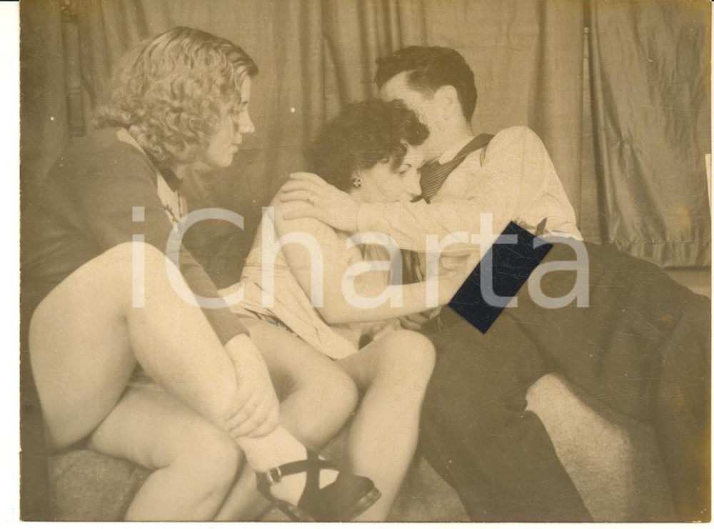 1950 ca VINTAGE EROTIC Threesome - Two women and a man (4) PORN Photo 12x9 cm Fotografia originale d'epoca.CONDIZIONI: GFORMATO: 12x9 cm    originale e autentica 1