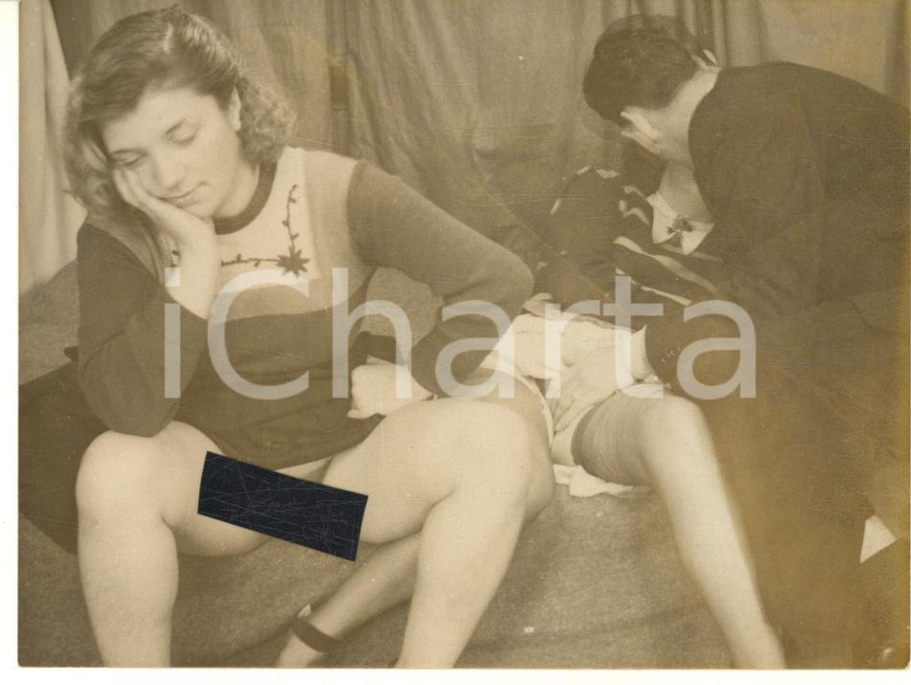 1950 ca VINTAGE EROTIC Threesome - Two women and a man (5) PORN Photo 12x9 cm Fotografia originale d'epoca.CONDIZIONI: GFORMATO: 12x9 cm    originale e autentica 1