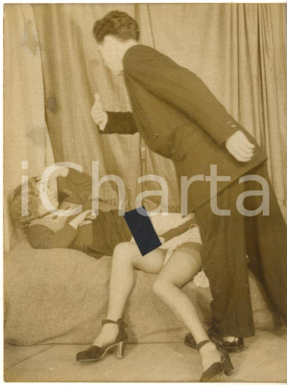 1950 ca VINTAGE EROTIC Threesome - Two women and a man (6) PORN Photo 9x12 cm Fotografia originale d'epoca.CONDIZIONI: GFORMATO: 9x12 cm    originale e autentica 1