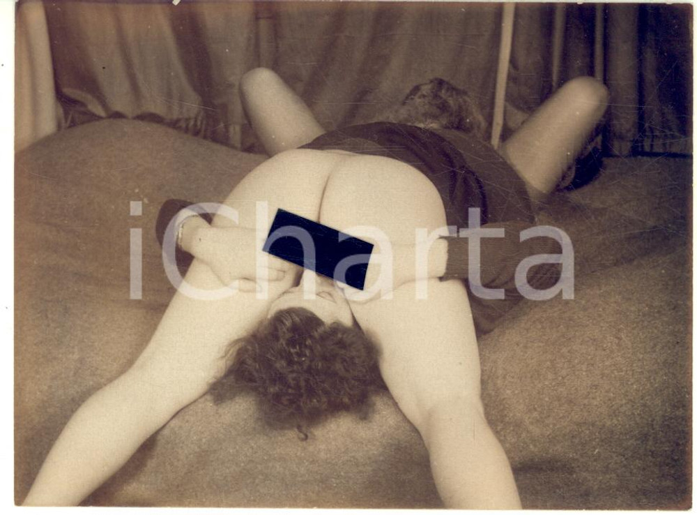 1950 ca VINTAGE EROTIC Lesbian couple - Oral sex (3) PORN Photo 12x9 cm Fotografia originale d'epoca.CONDIZIONI: G (minima mancanza di pellicola al margine superiore)FORMATO: 12x9 cm    originale e autentica 1