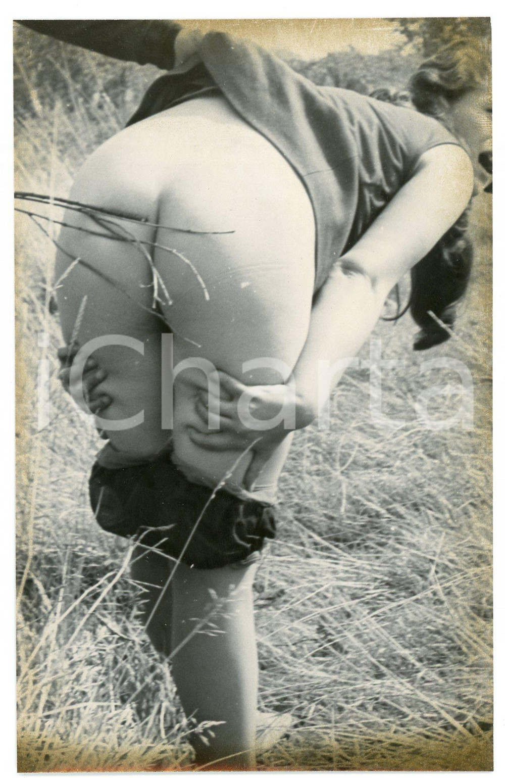 1960 ca VINTAGE EROTIC BDSM Spanking woman with a rod - Vintage photo 9x13 cm Fotografia originale d'epoca.CONDIZIONI: FAIR (bruniture marginali)FORMATO: 9x14 cm    originale e autentica 1