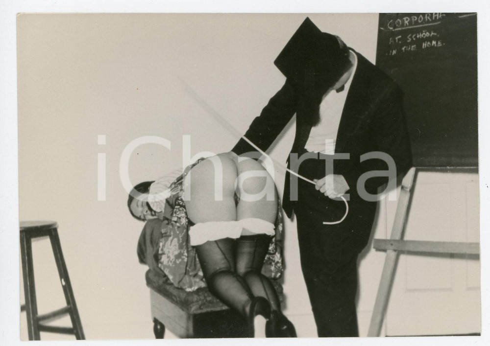1960 ca VINTAGE EROTIC BDSM Spanking woman with a stick (4) Photo 13x9 cm Fotografia originale d'epoca.CONDIZIONI: G FORMATO: 14x9 cm    originale e autentica 1