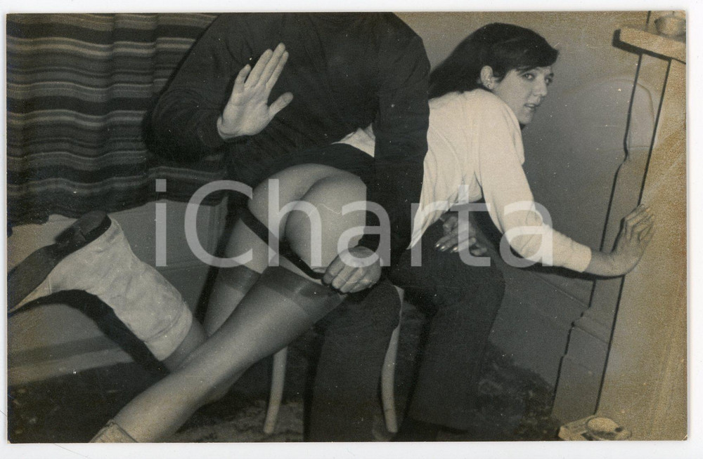 1960 ca VINTAGE EROTIC BDSM Spanking woman held on knees - Photo 14x9 cm Fotografia originale d'epoca.CONDIZIONI: POOR (ingiallimenti marginali)FORMATO: 14x9 cm    originale e autentica 1