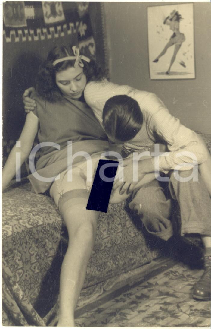 1940 ca VINTAGE EROTIC Young couple on a sofa (2) - Photo PORN 9x14 cm Fotografia originale d'epoca.CONDIZIONI: FAIR (minimi difetti di stampa e fioriture al verso)FORMATO: 9x14 cm    originale e autentica 1