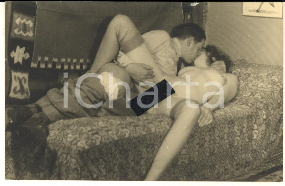 1940 ca VINTAGE EROTIC Young couple on a sofa (4) - Photo PORN 14x9 cm Fotografia originale d'epoca, in formato cartolina postale.CONDIZIONI: GFORMATO: 14x9 cm    originale e autentica 1