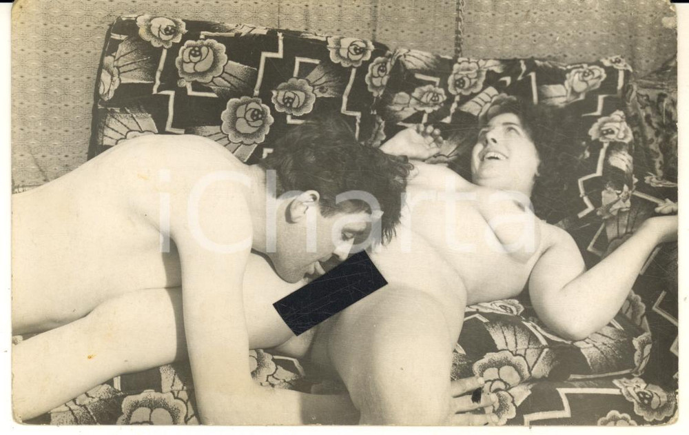 1930 ca VINTAGE EROTIC Couple on a sofa - Oral sex *Photo PORN 14x9 cm Fotografia originale d'epoca, in formato cartolina postale.CONDIZIONI: FAIR (piegature all'angolo inferiore destro e smussature angolari; minimo foro al lato inferiore)FORMATO: 14x9 cm    originale e autentica 1
