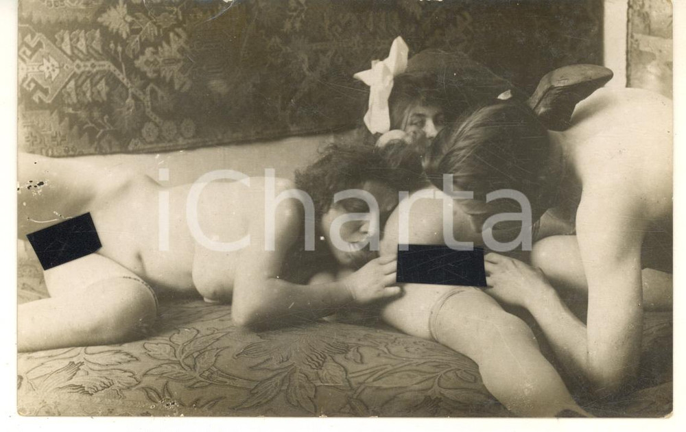 1920 ca VINTAGE EROTIC Threesome - Two women and a man (1) PORN Photo 14x9 cm Fotografia originale d'epoca.CONDIZIONI: POOR (piegature al lato superiore); difetti di stampaFORMATO: 14x9 cm    originale e autentica 1