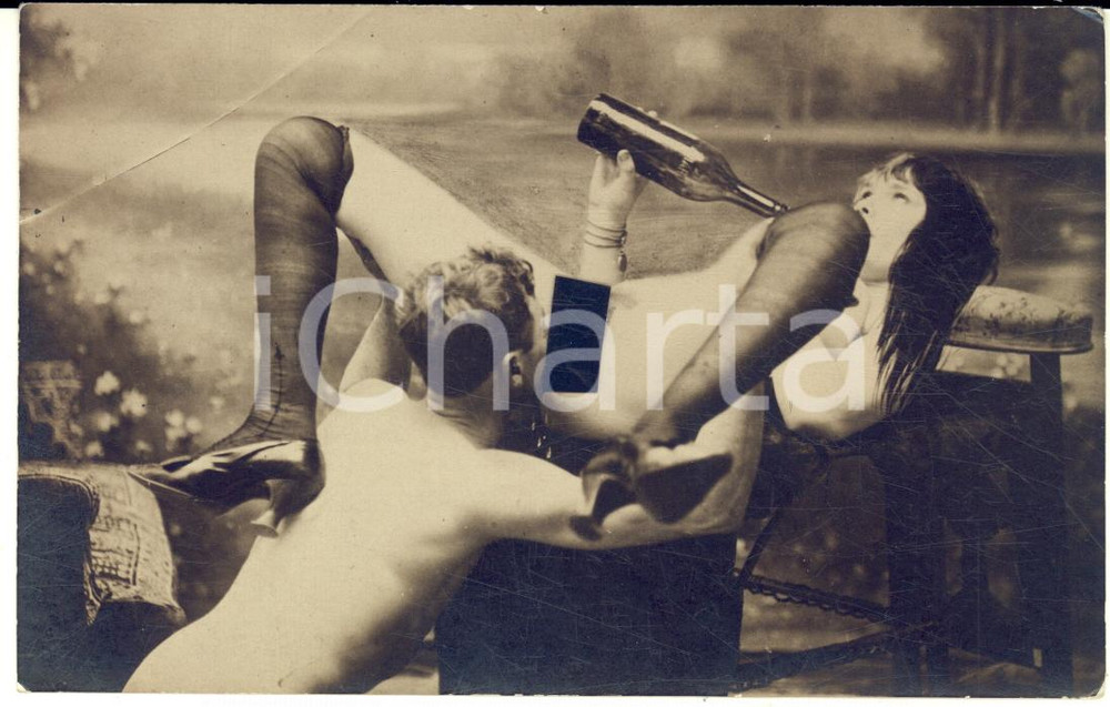 1920 ca VINTAGE EROTIC Oral sex - Woman drinking (1) RARE PORN Photo 14x9 cm Fotografia originale d'epoca.CONDIZIONI: G (ma difetti di stampa)FORMATO: 14x9 cm    originale e autentica 1