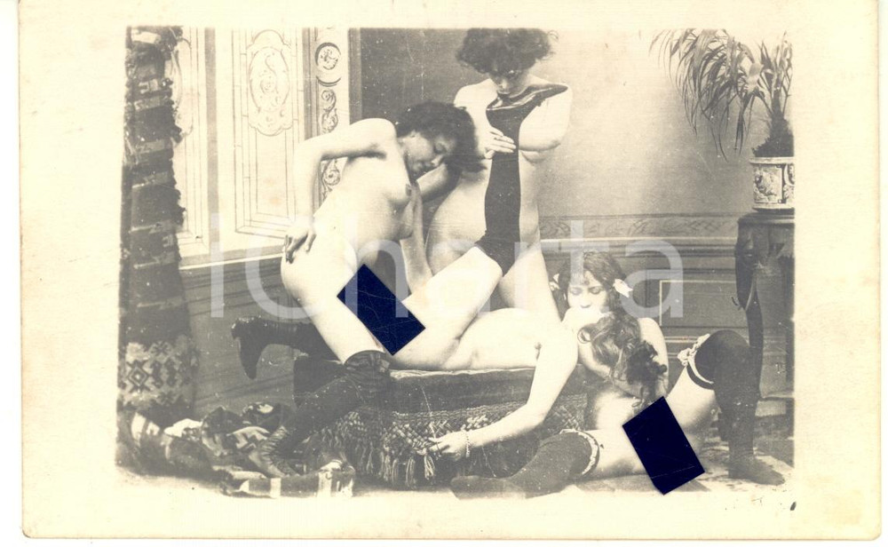 1910 ca VINTAGE EROTIC LESBIAN Group sex - 4 women (4) RARE PORN Photo 14x9 cm Fotografia originale d'epoca, in formato cartolina postale.CONDIZIONI: G (minime macchie)FORMATO: 14x9 cm    originale e autentica 1