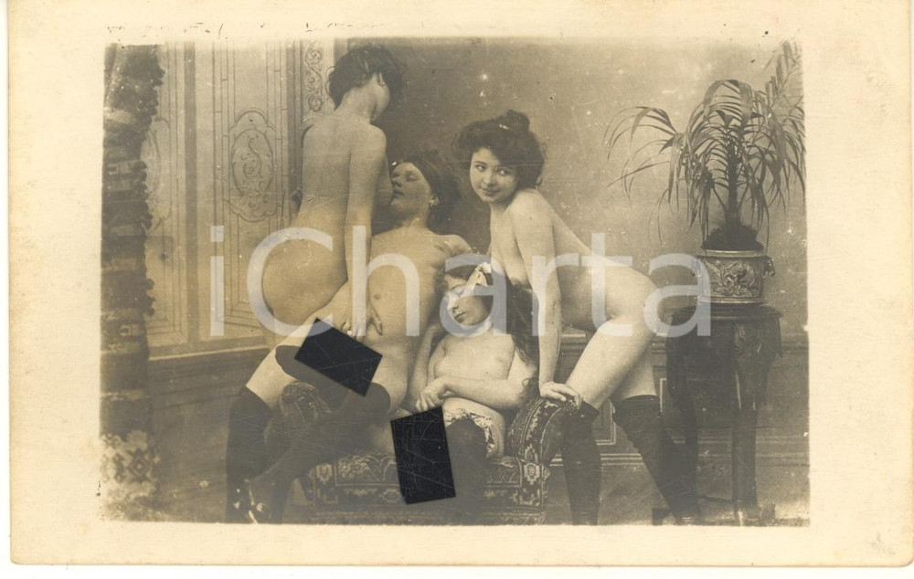 1910 ca VINTAGE EROTIC LESBIAN Group sex - 4 women (6) RARE PORN Photo 14x9 cm Fotografia originale d'epoca, in formato cartolina postale.CONDIZIONI: FAIR (alone)FORMATO: 14x9 cm    originale e autentica 1