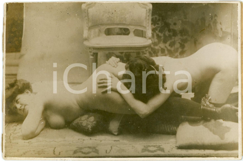 1920 ca VINTAGE EROTIC Lesbian couple - Oral sex (1) RARE PORN Photo 14x10 cm Fotografia originale d'epoca.CONDIZIONI: G (applicati due lembi di carta al verso)FORMATO: 14x10 cm    originale e autentica 1