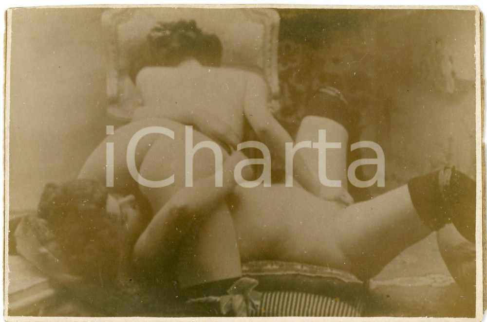 1920 ca VINTAGE EROTIC Lesbian couple - Oral sex (2) RARE PORN Photo 14x10 cm Fotografia originale d'epoca.CONDIZIONI: G (applicati due lembi di carta al verso)FORMATO: 14x10 cm    originale e autentica 1