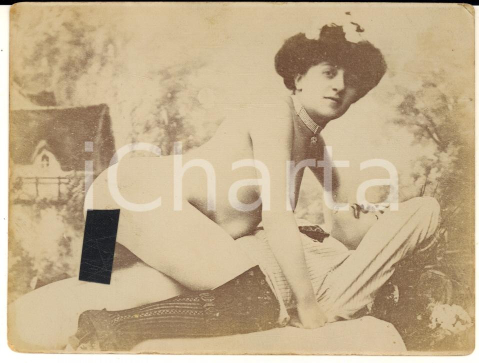 1900 ca VINTAGE EROTIC Couple on a sofa (2) RARE PORN Photo 12x9 cm Fotografia originale d'epoca.CONDIZIONI: G (minimi difetti di stampa)FORMATO: 12x9 cm    originale e autentica 1