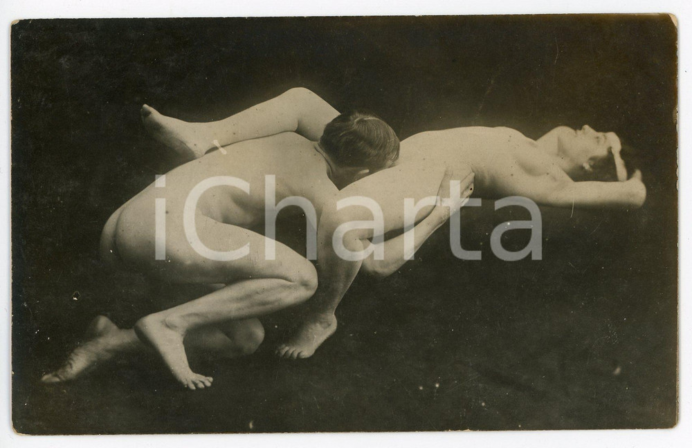 1910 ca VINTAGE EROTIC Couple on a sofa - Oral sex (1) RARE Photo PORN RPPC Fotografia originale d'epoca, in formato cartolina postale.CONDIZIONI: GFORMATO: 14x9 cm    originale e autentica 1