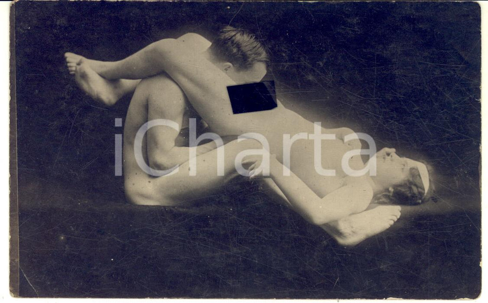 1910 ca VINTAGE EROTIC Couple on a sofa - Oral sex (2) RARE Photo PORN RPPC Fotografia originale d'epoca, in formato cartolina postale.CONDIZIONI: FAIR (lievi piegature)FORMATO: 14x9 cm    originale e autentica 1
