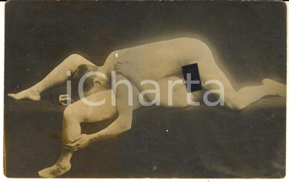1910 ca VINTAGE EROTIC Nude couple on a sofa - Oral sex (3) RARE Photo PORN RPPC Fotografia originale d'epoca, in formato cartolina postale.CONDIZIONI: FAIR (difetti di stampa)FORMATO: 14x9 cm    originale e autentica 1