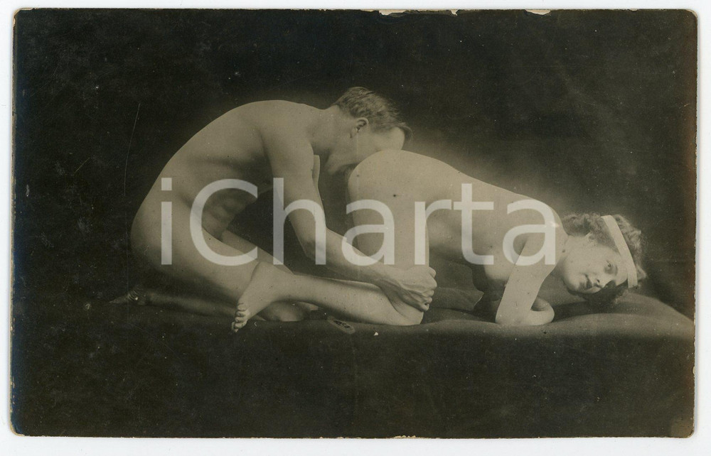 1910 ca VINTAGE EROTIC Nude couple on a sofa - Oral sex (5) RARE Photo PORN RPPC Fotografia originale d'epoca, in formato cartolina postale.CONDIZIONI: G (minime mancanze marginali)FORMATO: 14x9 cm    originale e autentica 1