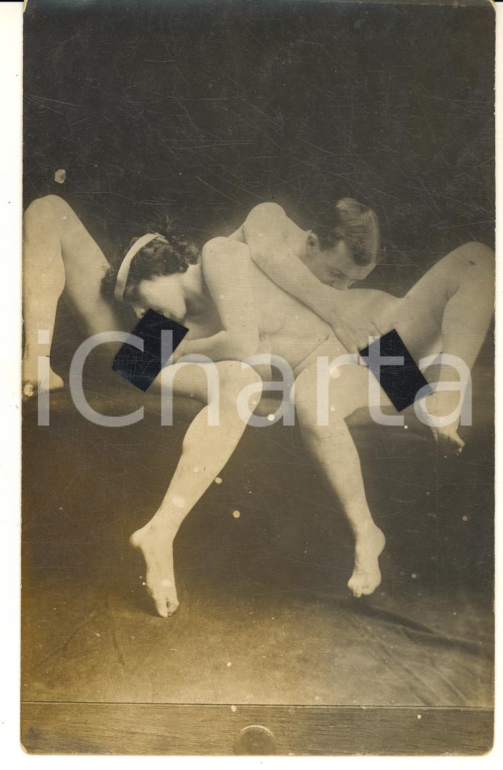 1910 ca VINTAGE EROTIC Nude couple having oral sex (6) RARE Photo PORN RPPC Fotografia originale d'epoca, in formato cartolina postale.CONDIZIONI: FAIR (difetti di stampa)FORMATO: 9x14 cm    originale e autentica 1