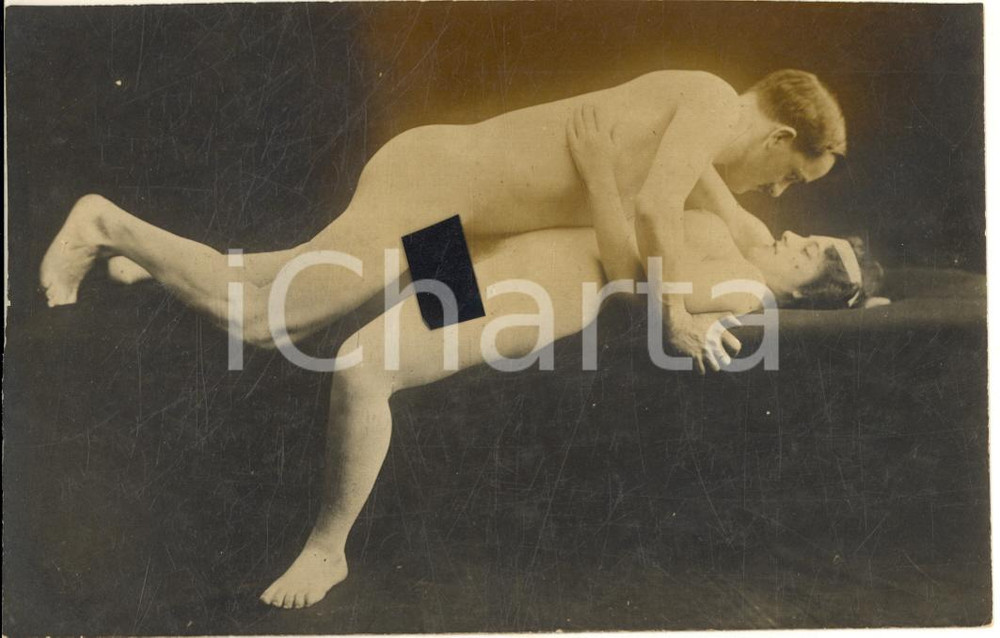 1910 ca VINTAGE EROTIC Nude couple having sex (9) RARE PORN Photo RPPC Fotografia originale d'epoca, in formato cartolina postale.CONDIZIONI: FAIR (alone)FORMATO: 14x9 cm    originale e autentica 1