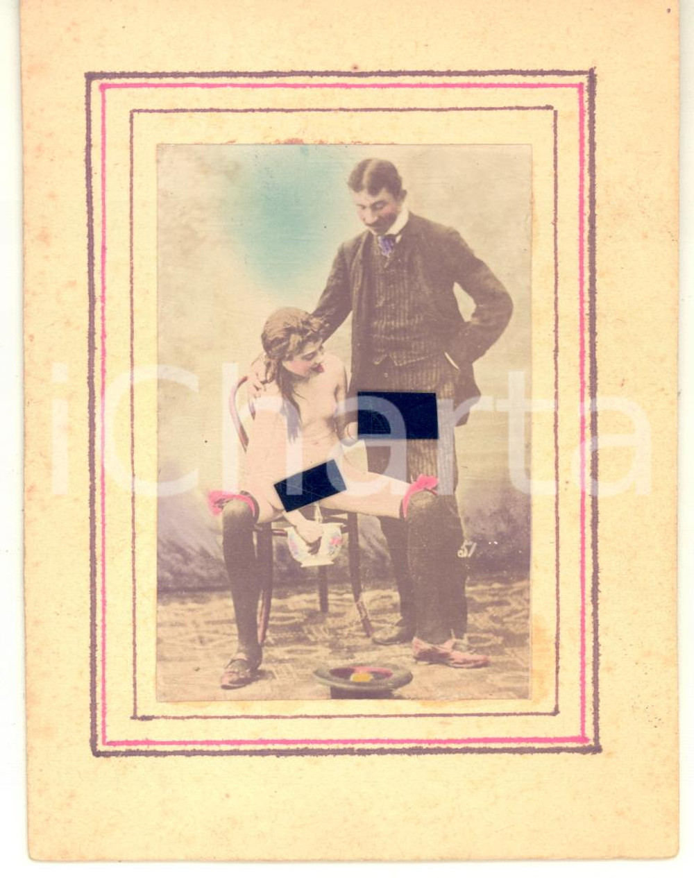 1890 ca VINTAGE PORN Couple having oral sex - pee - RARE Photo chromo 10x13 cm Fotografia originale d'epoca, stampata in cromolitografia e montata su cartoncino rigido.CONDIZIONI: GFORMATO: 10x13 cm    originale e autentica 1