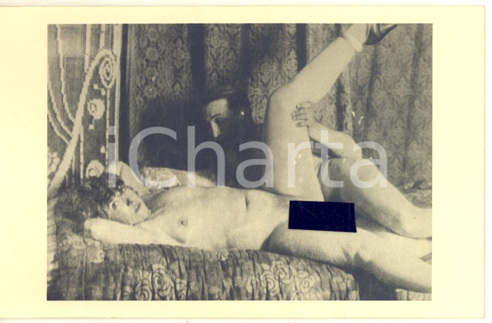 1940 ca VINTAGE EROTIC Nude couple having sex (5) RARE Photo PORN 14x9 cm Fotografia originale d'epoca, in formato cartolina postale.CONDIZIONI: fair (bassa qualit&agrave; di stampa)FORMATO: 14x9 cm    originale e autentica 1