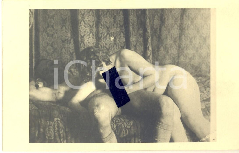 1940 ca VINTAGE EROTIC Nude couple - Oral sex (2) RARE Photo PORN 14x9 cm Fotografia originale d'epoca, in formato cartolina postale.CONDIZIONI: G (lievi difetti di stampa)FORMATO: 14x9 cm    originale e autentica 1