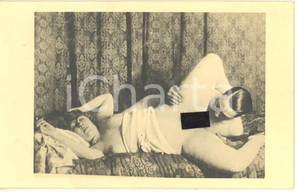 1940 ca VINTAGE EROTIC Nude couple - Oral sex (5) RARE Photo PORN 14x9 cm Fotografia originale d'epoca, in formato cartolina postale.CONDIZIONI: G FORMATO: 14x9 cm    originale e autentica 1
