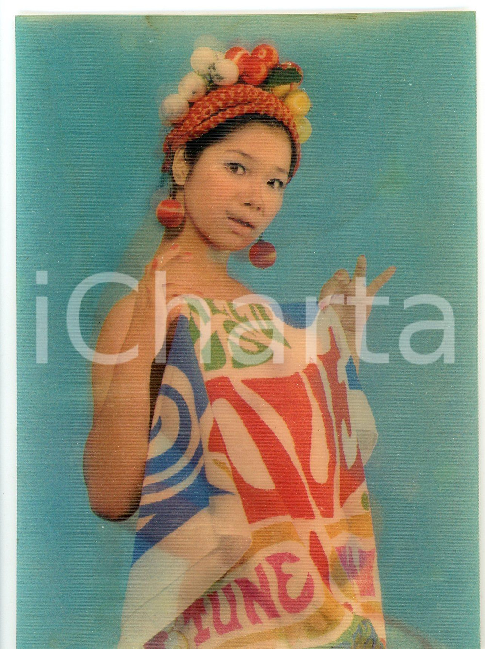 1970ca EROTICA VINTAGE Oriental nude girl winking Postcard 3D Lenticular DAMAGED Cartolina postale d'epoca, 3D lenticolare, non viaggiataCONDIZIONI: POOR (macchie diffuse al verso e al recto)    originale e autentica 1