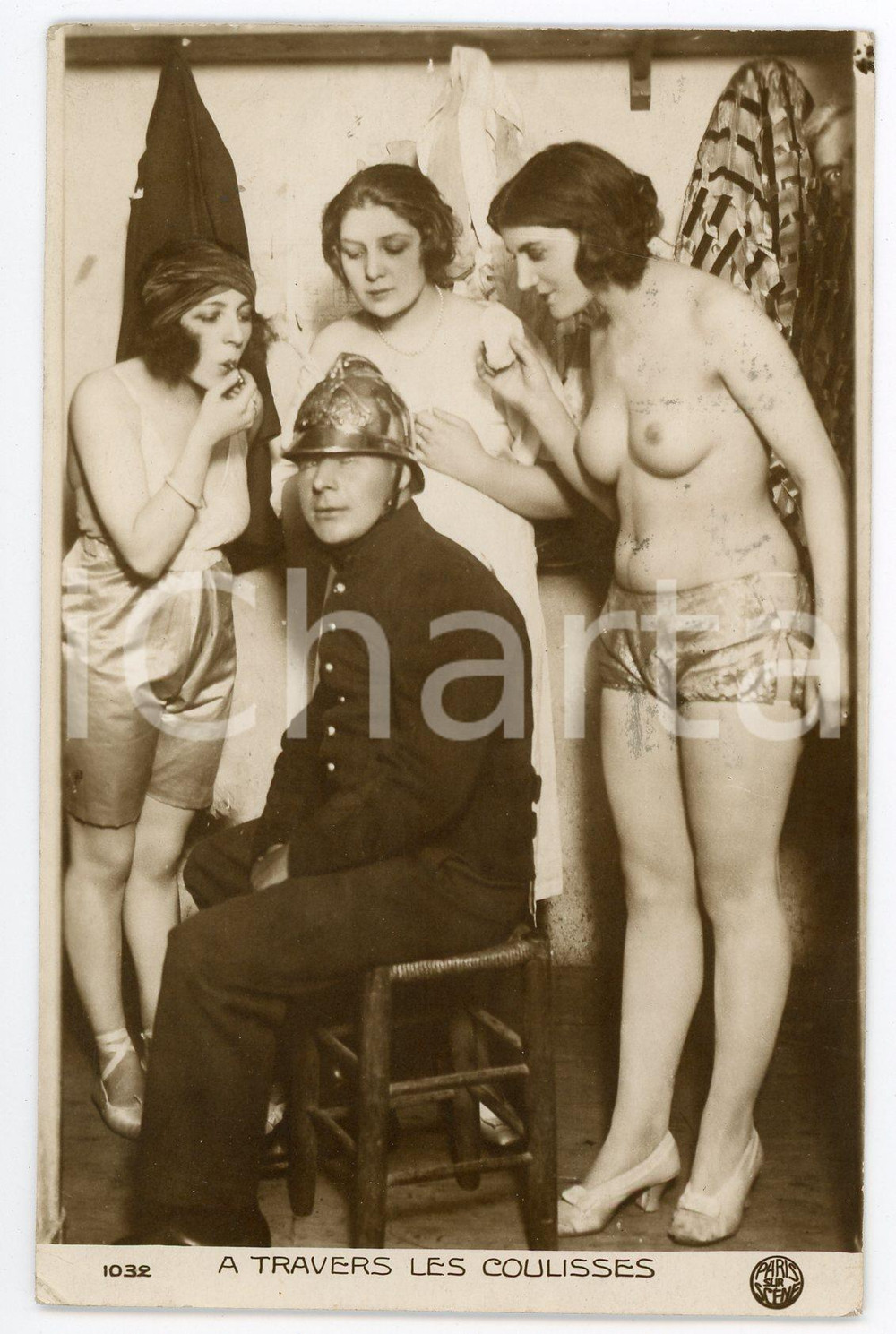 1923 VINTAGE EROTIC À travers les coulisses - Femmes nues et policier POSTCARD Cartolina postale d'epoca, viaggiata.CONDIZIONI: FAIR (LIEVE PIEGATURA ALL'ANGOLO INFERIORE DESTRO)FORMATO: FP    originale e autentica 1