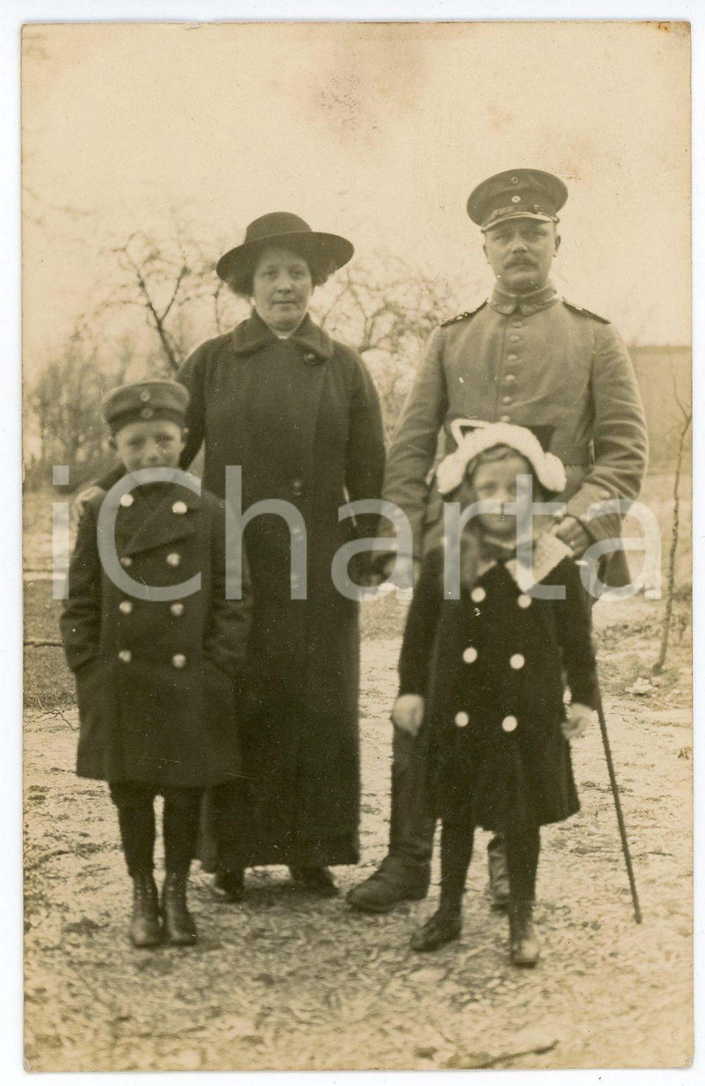 1915 GERMANY A soldier with his family - Portrait - Photo 9x14 cm Fotografia d'epoca in formato cartolina postale, viaggiata. FAIR/discreto Lievi smussature agli angoli Formato: 13x8 originale e autentica 1