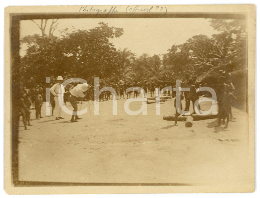 1930 ca CONGO BELGE Belgians photographing villagers - Photo 12x9 cm Fotografia d'epoca. POOR/danneggiato Lievi smussature agli angoli Formato: 12x9 originale e autentica 1