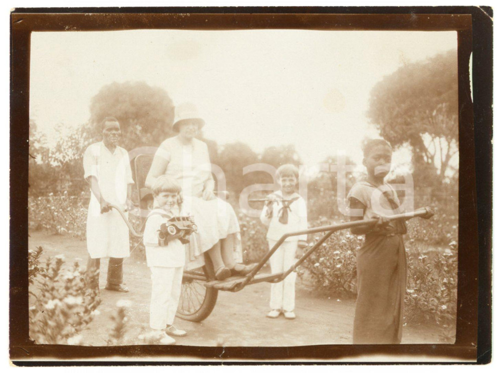 1931 KABINDA - CONGO BELGE Belgian woman in carriage pulled by Africans - Photo  Fotografia d'epoca. POOR/danneggiato Lievi smussature agli angoli, piccolo strappo al margine inferiore Formato: 13x8 originale e autentica 1