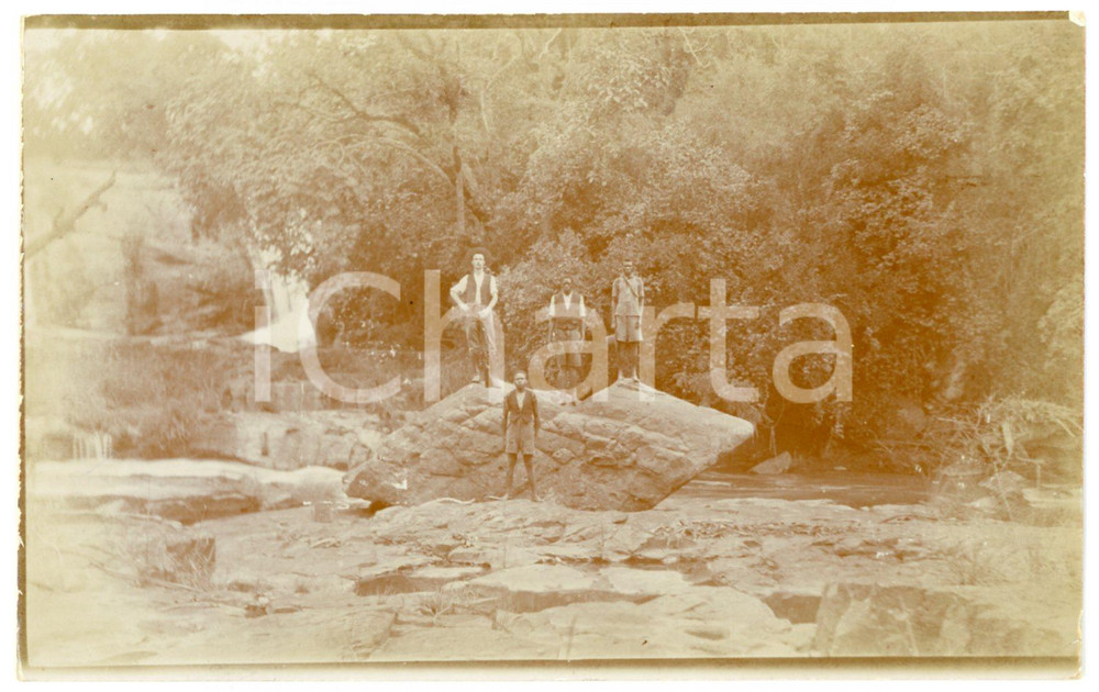 1930 ca CONGO BELGE Men on a large stone in the middle of a river - Photo 14x9 Fotografia d'epoca in formato cartolina postale, non viaggiata. FAIR/discreto Lievi abrasioni agli angoli Formato: 14x9 originale e autentica 1