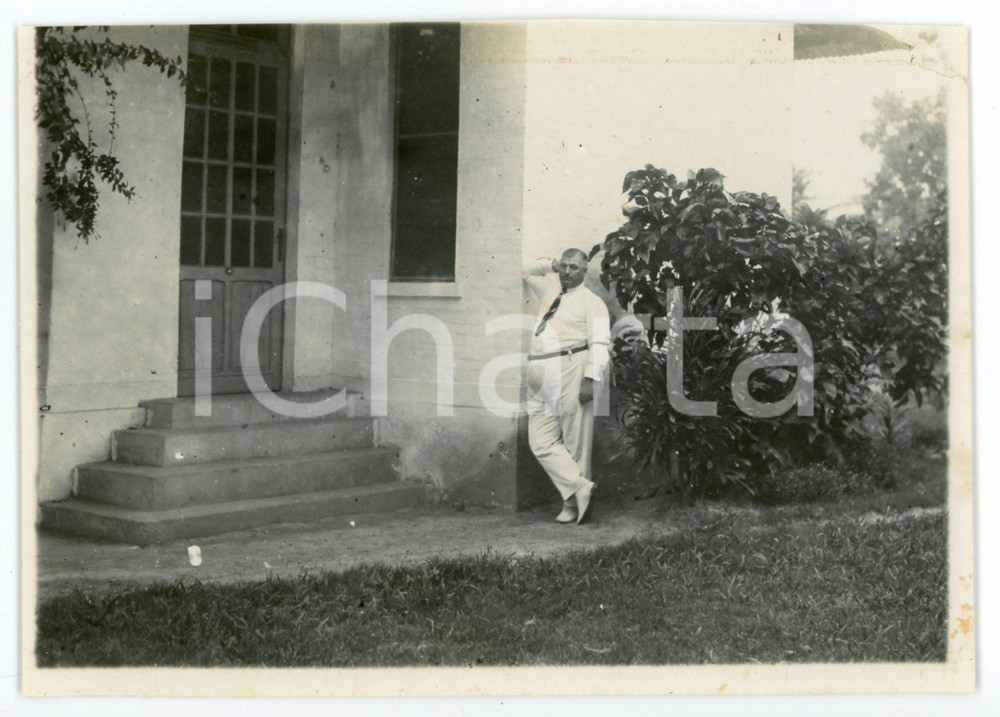 1930 ca CONGO BELGE Belgian man posing near his african house - Photo 12x9 cm Fotografia d'epoca. VERY POOR/gravemente danneggiato strappo al margine destro, margine superiore rifilato a mano Formato: 12x9 originale e autentica 1