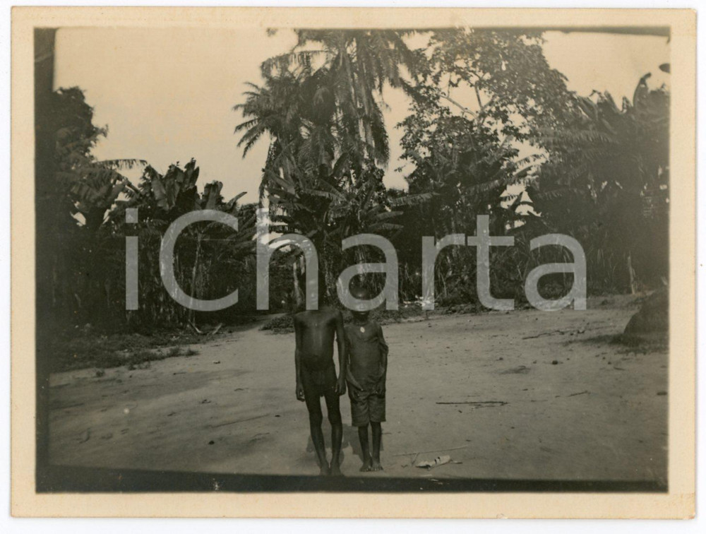 1930 ca CONGO BELGE Two african children near the forest - Photo 12x9 cm Fotografia d'epoca. FAIR/discreto Lievi smussature agli angoli Formato: 12x9 originale e autentica 1
