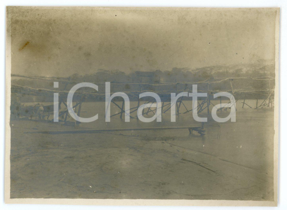 1930 ca CONGO BELGE Wooden pier on a river - Photo 11x8 cm Fotografia d'epoca. POOR/danneggiato Piegature agli angoli, bruniture e macchie al recto Formato: 11x8 originale e autentica 1