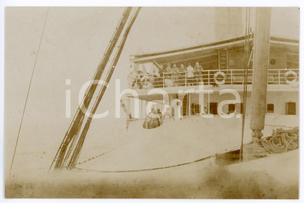 1930 ca CONGO BELGE Group of belgian people posing on a ship - Photo 14x9 cm (1) Fotografia d'epoca. FAIR/discreto Lievi smussature agli angoli, lievi bruniture Formato: 14x9 originale e autentica 1