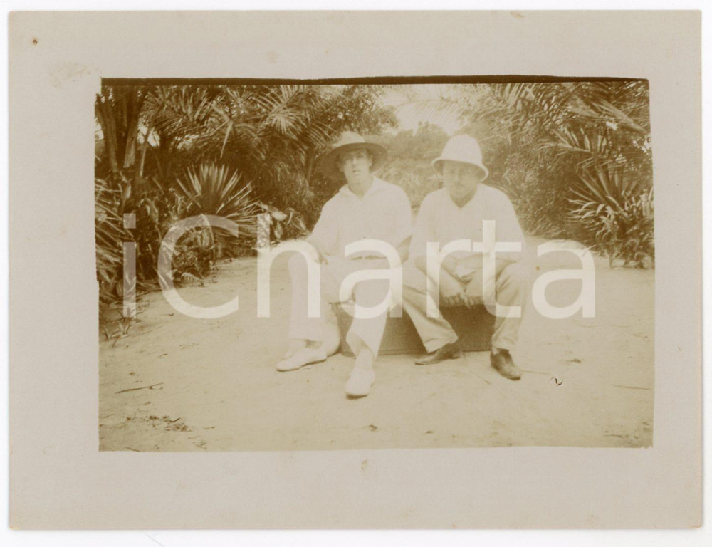 1930 ca CONGO BELGE Two belgian men posing in the woods - Photo 12x9 cm Fotografia d'epoca. FAIR/discreto Lievi smussature agli angoli, forellini da affissione all'angolo superiore sinistro Formato: 12x9 originale e autentica 1