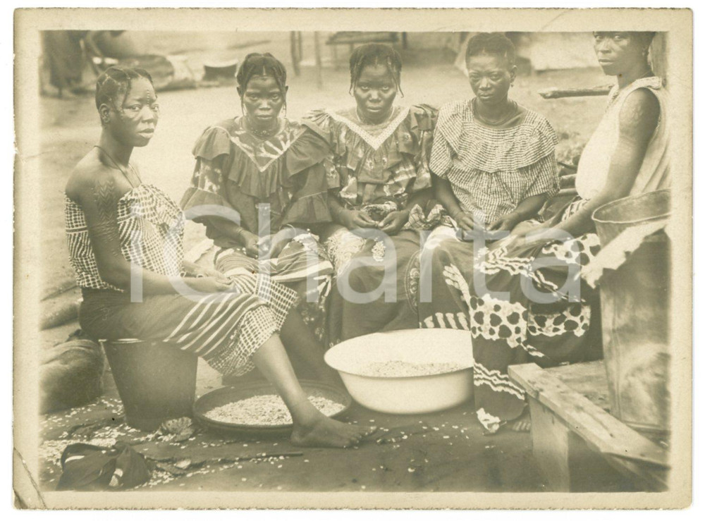 1910 ca CONGO BELGE Femmes africaines préparent le repas - Scarification - Photo Fotografia d'epoca. POOR/danneggiato Lievi smussature agli angoli, aloni, piegatura all'angolo inferiore sinistro Formato: 12x9 originale e autentica 1